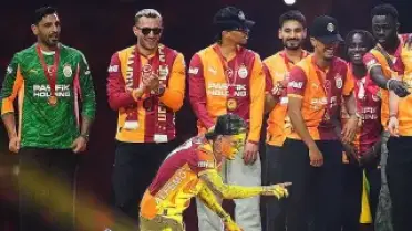 Galatasaray Şampiyonluğunu Taraftarıyla Kutladı