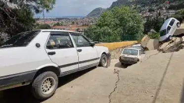 Hatay'da Sağanak Nedeniyle Yolda Çökme: Otomobil Dere Yatağına Düştü, 1 Kişi Hayatını Kaybetti