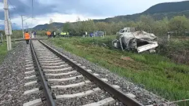 Hemzemin Geçitte Tren Kamyonete Çarptı: 4 Yaralı