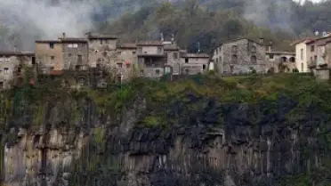 İspanya'da Uçurum Kenarındaki Kasabada 17 Metrelik Dev Yarık Oluştu
