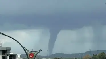 İzmir'in Menemen ilçesinde hortum oluştu