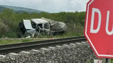 Kamyonete çarpan tren: 1 ölü, 3 yaralı
