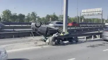 Küçükçekmece'de Trafiği Aksatan Kaza: Otomobil Takla Attı