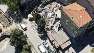 Küçükçekmece'de Yıkım Sırasında Bina Çöktü, Bitişik İş Yeri Zarar Gördü