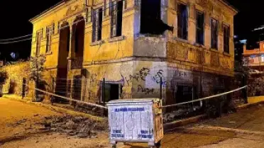 Manisa'da Tarihi Bina Çöktü: Araç Hasar Gördü