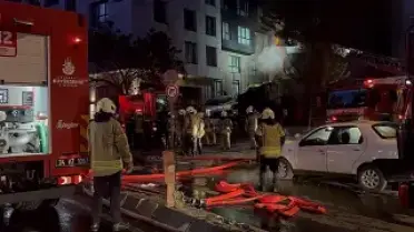 Motosiklette Çıkan Yangın 4 Katlı Binayı ve Girişteki İş Yerini Sararak Etkiledi