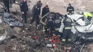 Otomobil dereye yuvarlandı: 2 kişi hayatını kaybetti, 1 kişi yaralandı