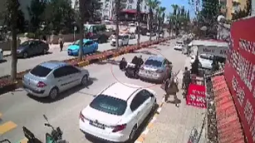 Park Halindeki Araca Çarpan Mopedden Yere Savrulan 2 Kişi, Sürücünün Dikkatli Müdahalesiyle Ezilmekten Kurtuldu