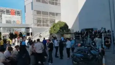 Pendik'te Alışveriş Merkezinde Yangın: Tahliye Çalışmaları Sürüyor