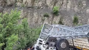 Şırnak'ta Elektrik Direği Taşıyan Kamyon Şarampole Yuvarlandı: 1 Kişi Hayatını Kaybetti
