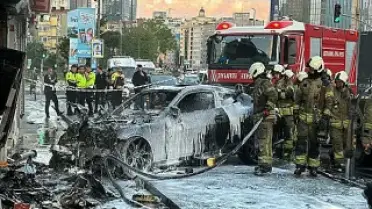 Şişli'de İş Yerine Giren Otomobil Alev Aldı