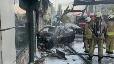 Şişli'de otomobil iş yerine daldı: 2 yaralı