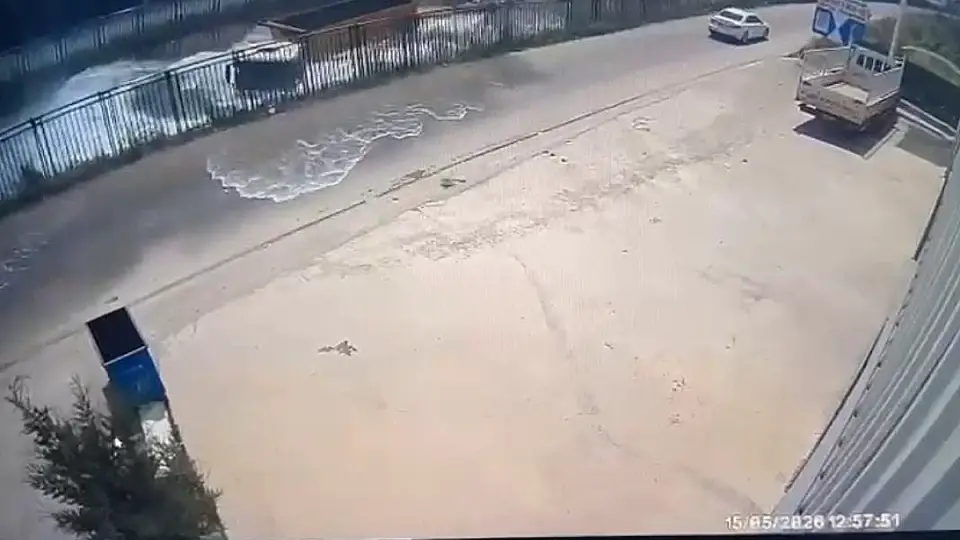 ADANA'da Hafriyat TIR'ı Sulama Kanalına Düştü: Sürücü Hafif Yaralandı