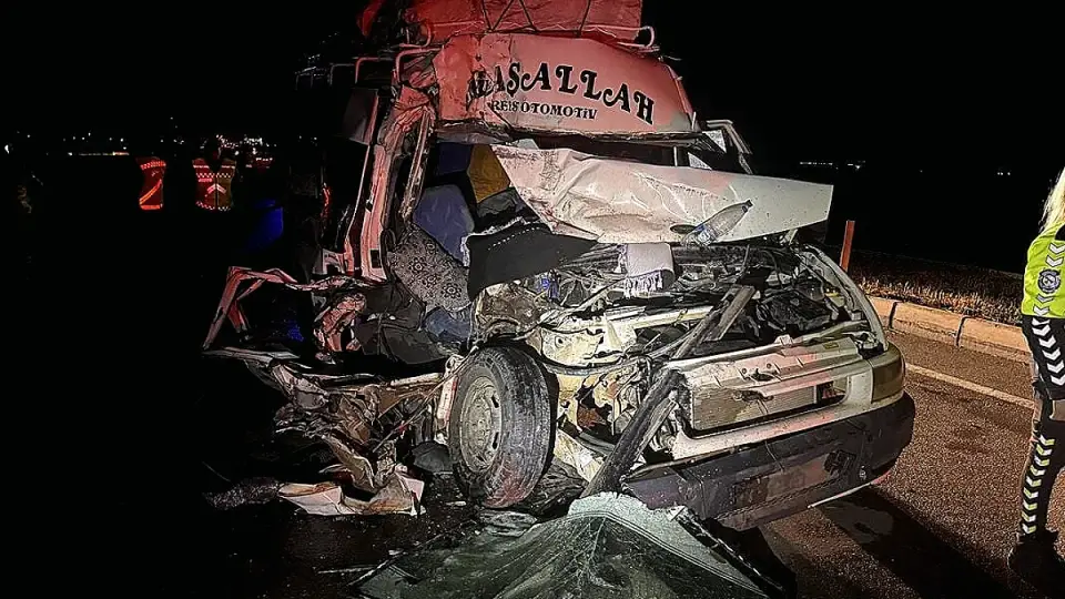 Aksaray'da Tarım İşçilerini Taşıyan Minibüs ile Tır Çarpıştı: 12 Yaralı