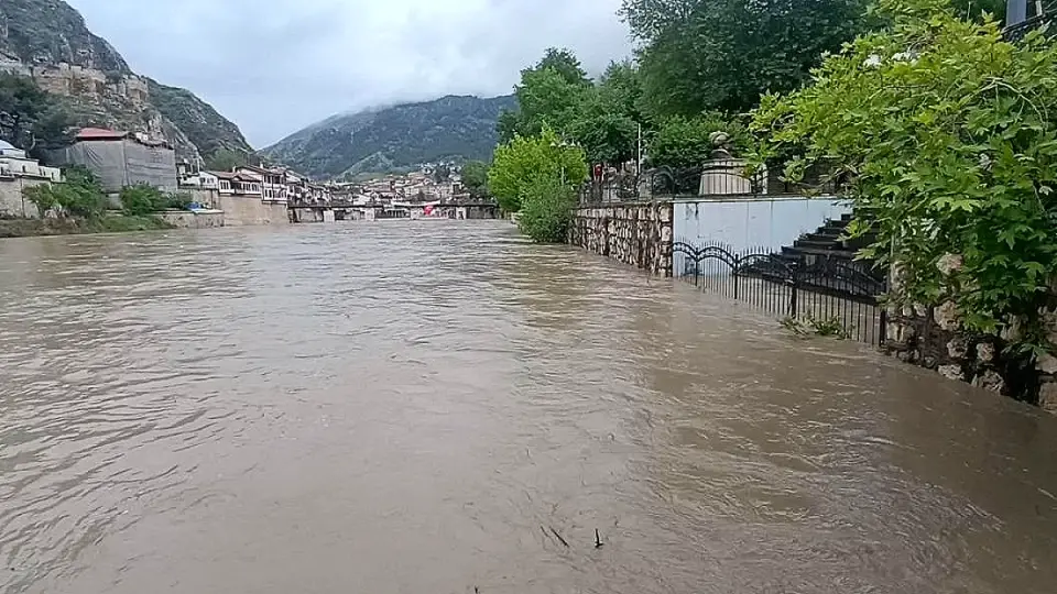 Amasya Valisi Bakan'dan Yeşilırmak Taşkın Uyarısı