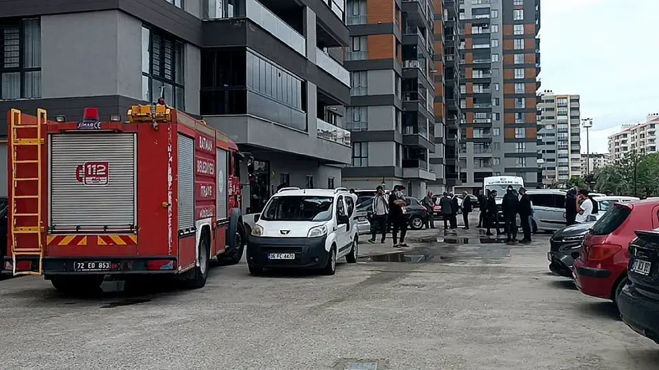 Apartman Sakini, Asansörde Mahsur Kalanları Kurtarmak İsterken Boşluğa Düşerek Hayatını Kaybetti