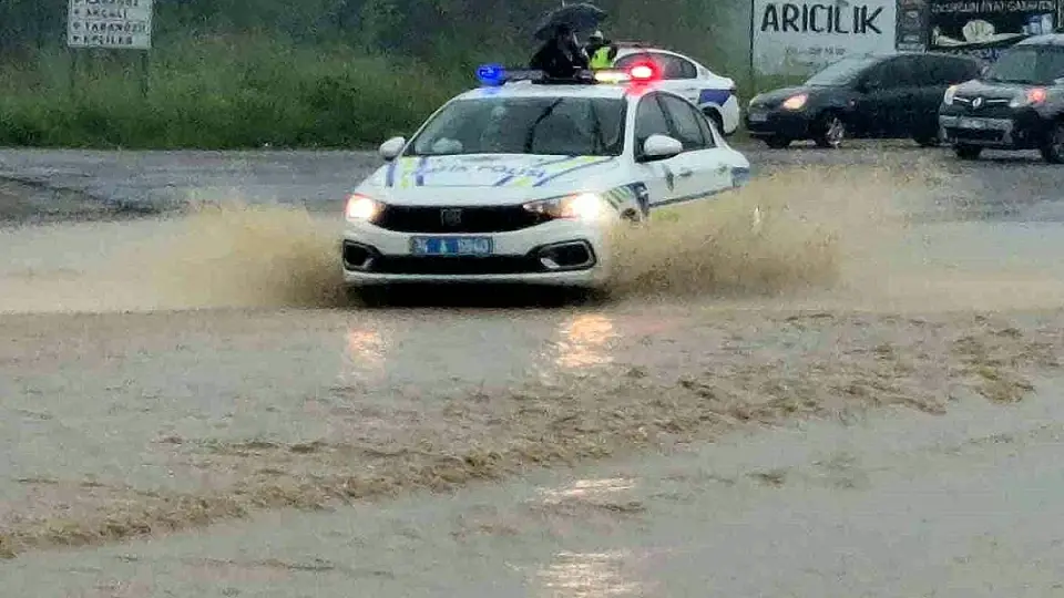 Bartın'da Irmak Taştı, Kara Yolu Ulaşıma Kapandı