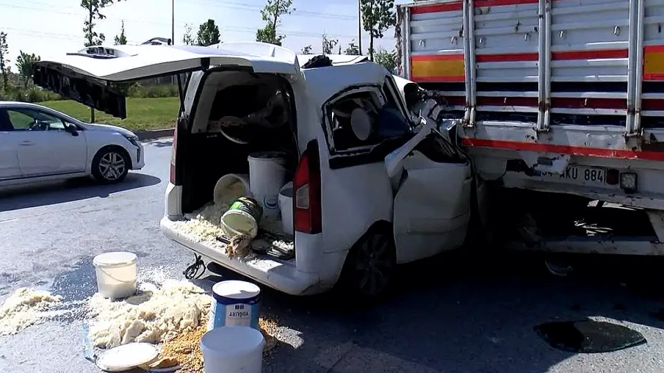 Başakşehir'de Kaza Tutanağı Sırasında Arkadan Çarpma: Sürücü Sıkıştı