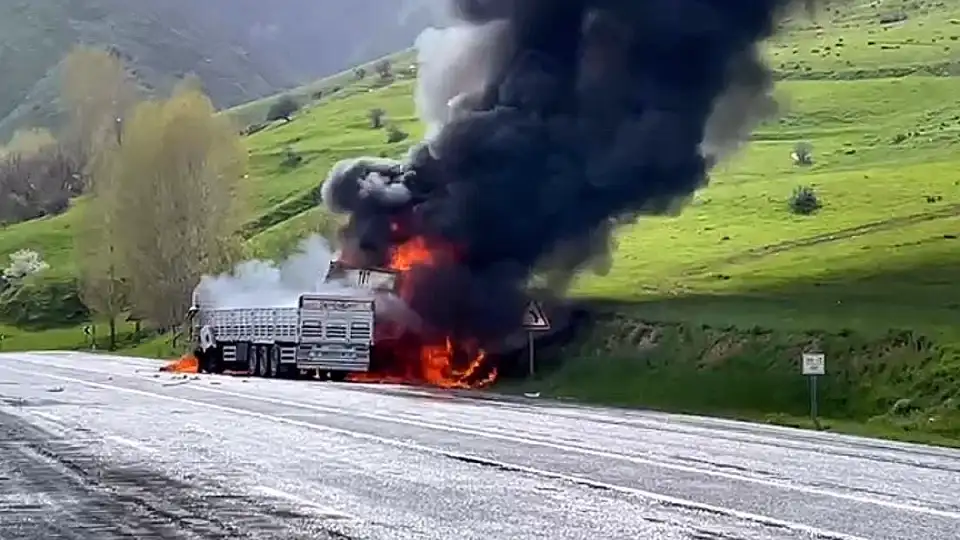 Bitlis'te Çıkan Yangında 2 TIR Şoförü Hayatını Kaybetti
