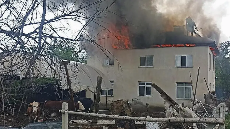 Burdur'da Bir Kişi, Önce Taksiyi Götürmeye Çalıştı, Ardından Ailesinin Evini Yaktı