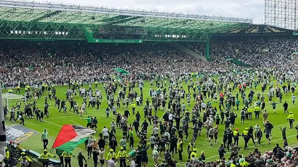Celtic'in Şampiyonluğu Taraftarın Sahaya İnmesiyle Tehlikeye Girdi