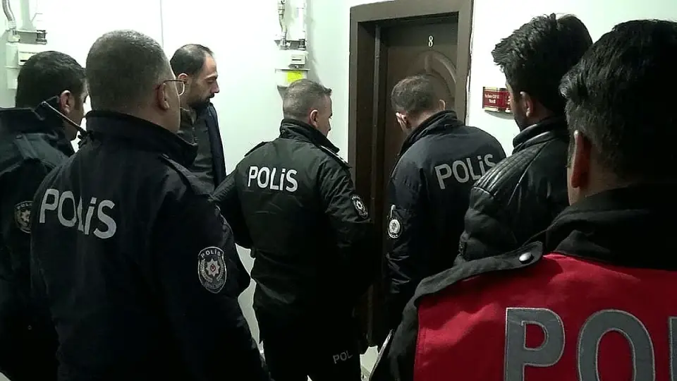 Erzurum'da 17 Yaşındaki Y.A.Y., Anneannesini Bıçakla Yaralayıp Rehin Aldı