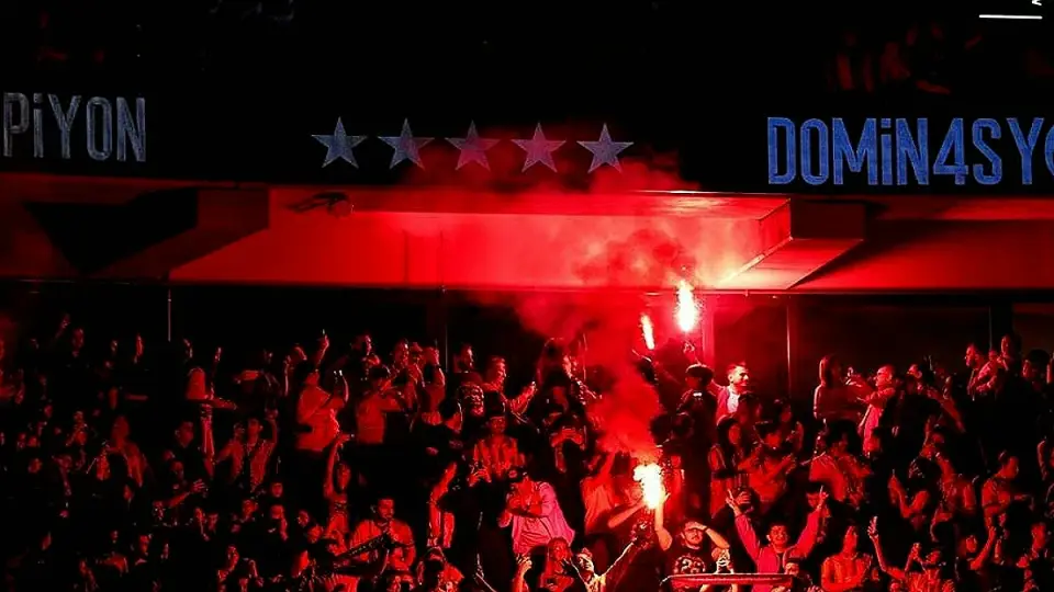 Galatasaray Şampiyonluğunu Taraftarıyla Kutluyor