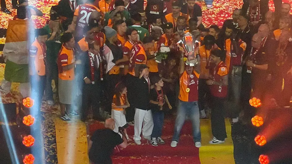 Galatasaray, Trendyol Süper Lig Şampiyonluk Kupasını Kaldırdı