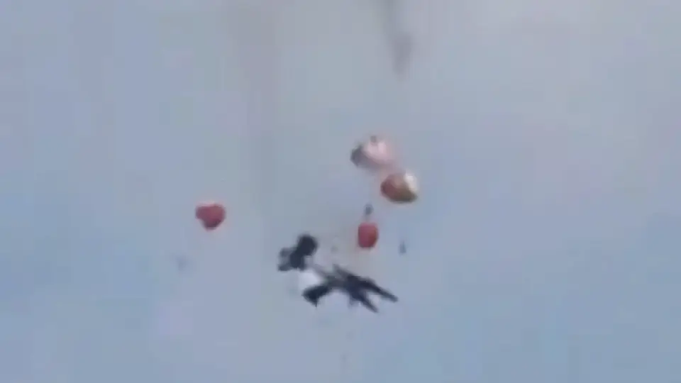 Gösteri Yapan İki Uçak Havada Çarpıştı