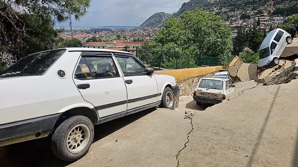 Hatay'da Sağanak Nedeniyle Yolda Çökme: Otomobil Dere Yatağına Düştü, 1 Kişi Hayatını Kaybetti
