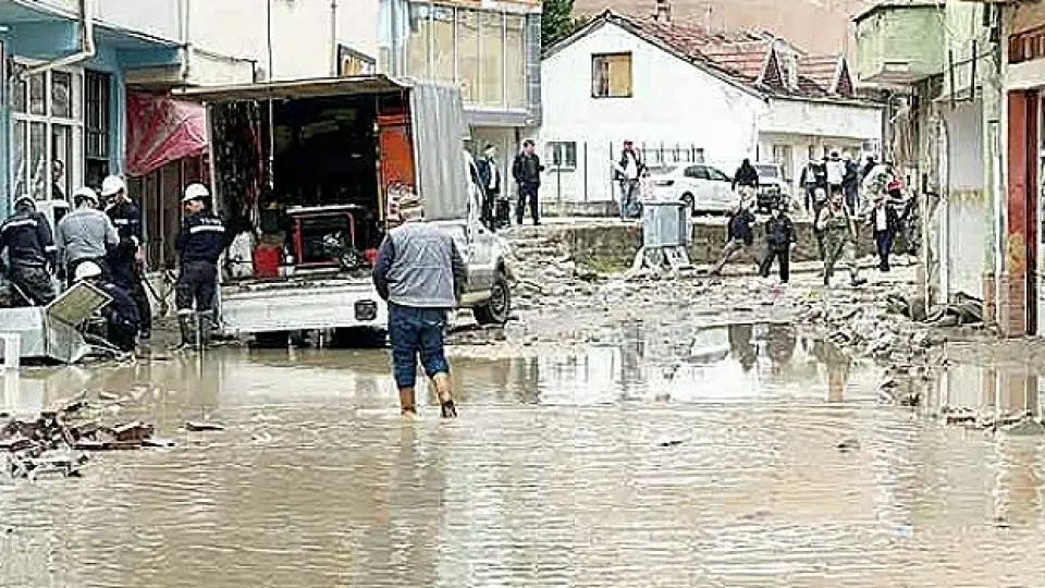 Havza'da Sel Afeti: 4 Mahallede Elektrik Kesintisi, Okullarda Eğitime Ara Verildi