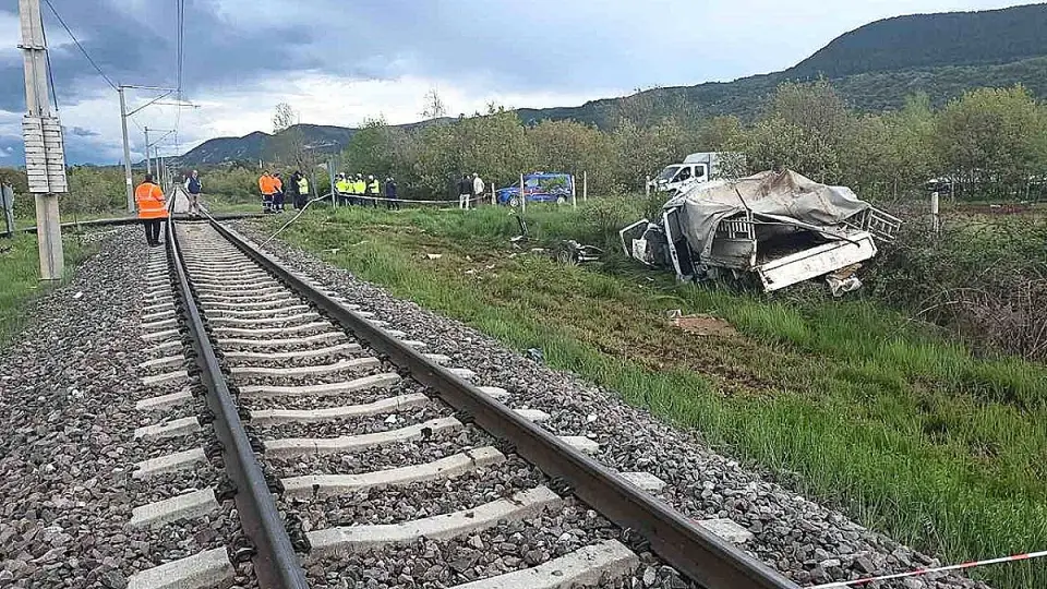 Hemzemin Geçitte Tren Kamyonete Çarptı: 4 Yaralı