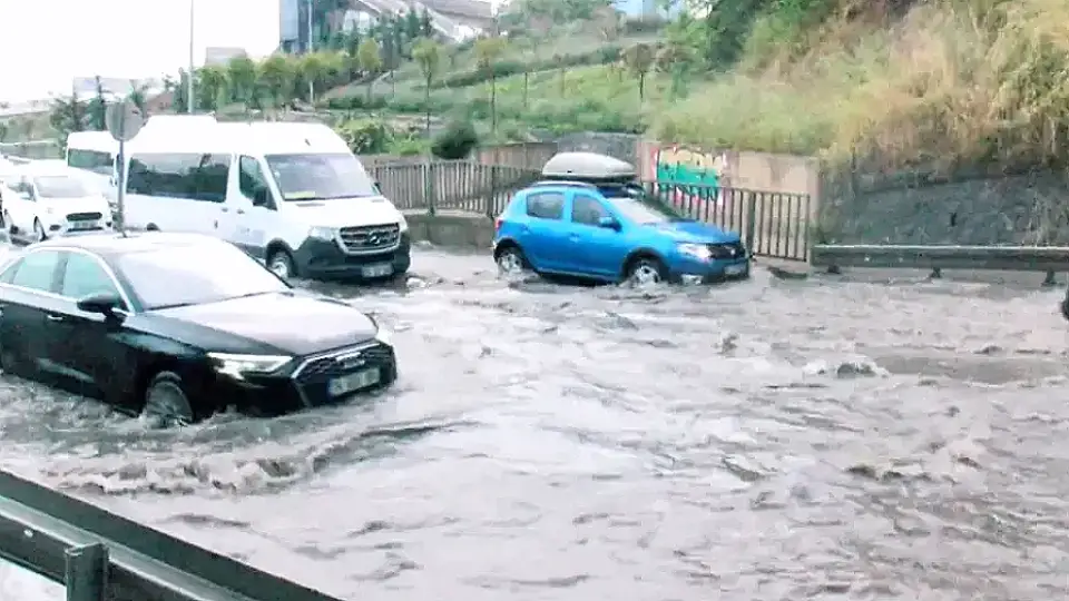 İstanbul'da Kuvvetli Sağanak: Yollar ve Tüneller Sular Altında Kaldı