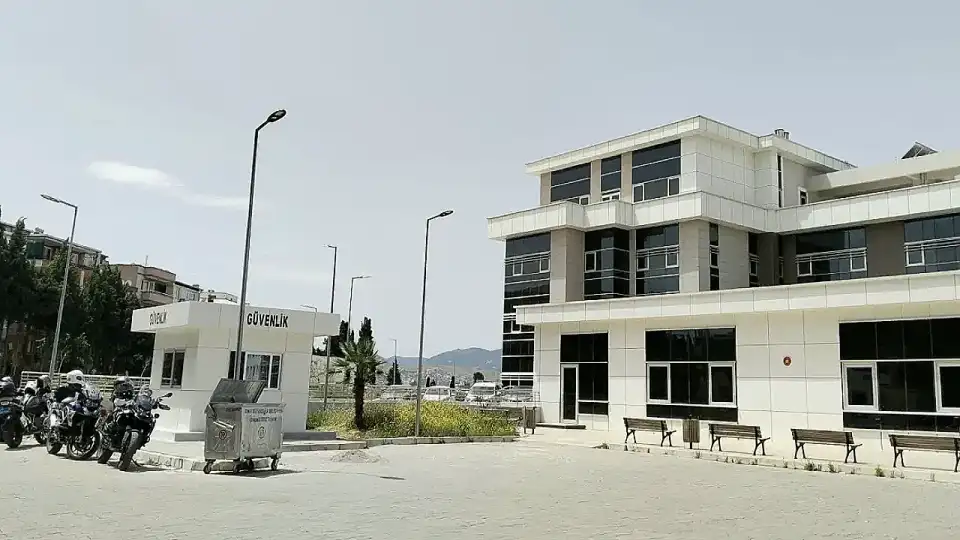İzmir'de Şantiyede Yanmış Kadın Cesedi Bulundu, Bir Kişi Gözaltına Alındı