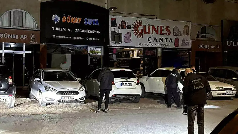 Kayseri'de Turizm Acentesine Silahlı Saldırı: 7 Kurşun Camlara İsabet Etti