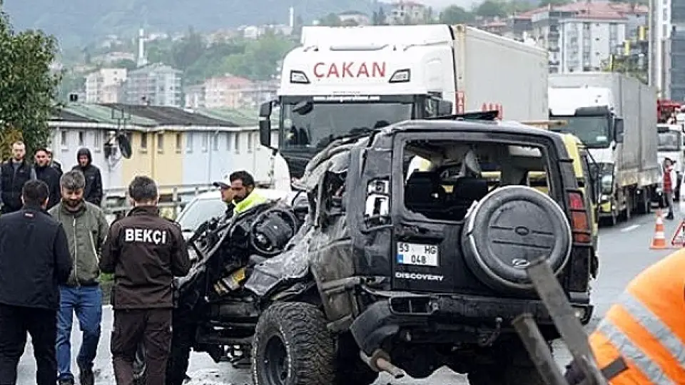 Kaza: Takla Atan Cip Karşı Şeritteki Aracın Üzerine Düştü: 1 Ölü, 7 Yaralı
