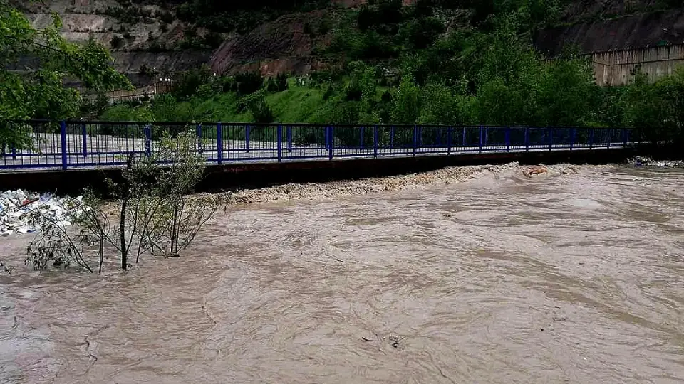 Kelkit Çayı'nda Debisi Yükselen Su Seviyesi Nedeniyle Yeşilçam Köprüsü Ulaşıma Kapatıldı