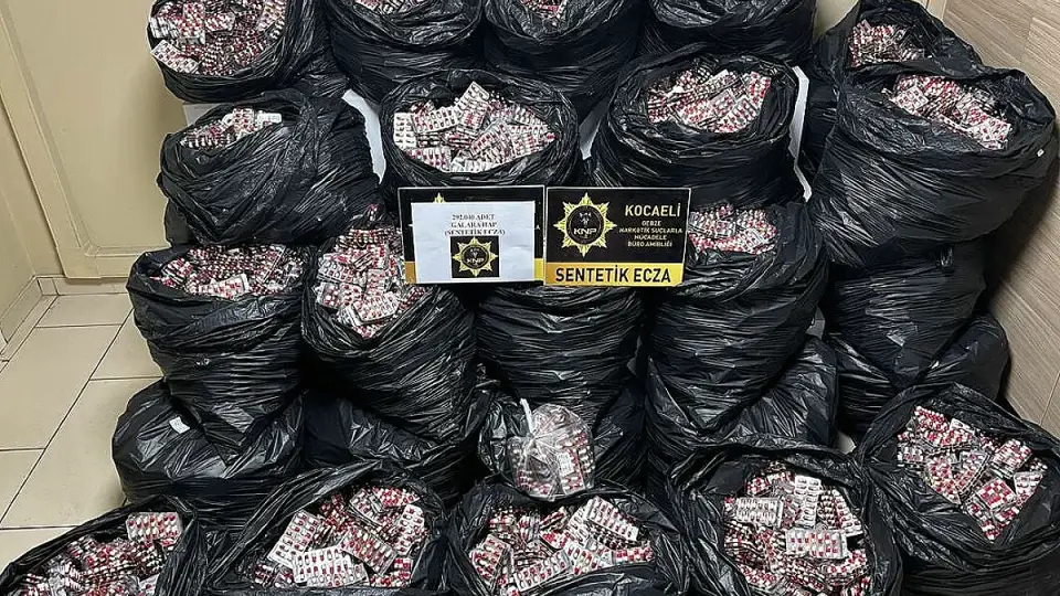 Kocaeli'de Kamyonette 300 Bin Sentetik Hap Yakalandı