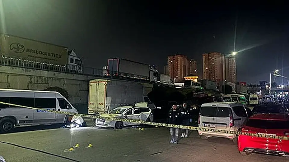 Küçükçekmece'de Dur İhtarına Uymayan Otomobil Kovalamacası: 1 Polis Memuru Yaralandı