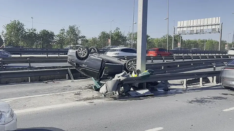 Küçükçekmece'de Trafiği Aksatan Kaza: Otomobil Takla Attı