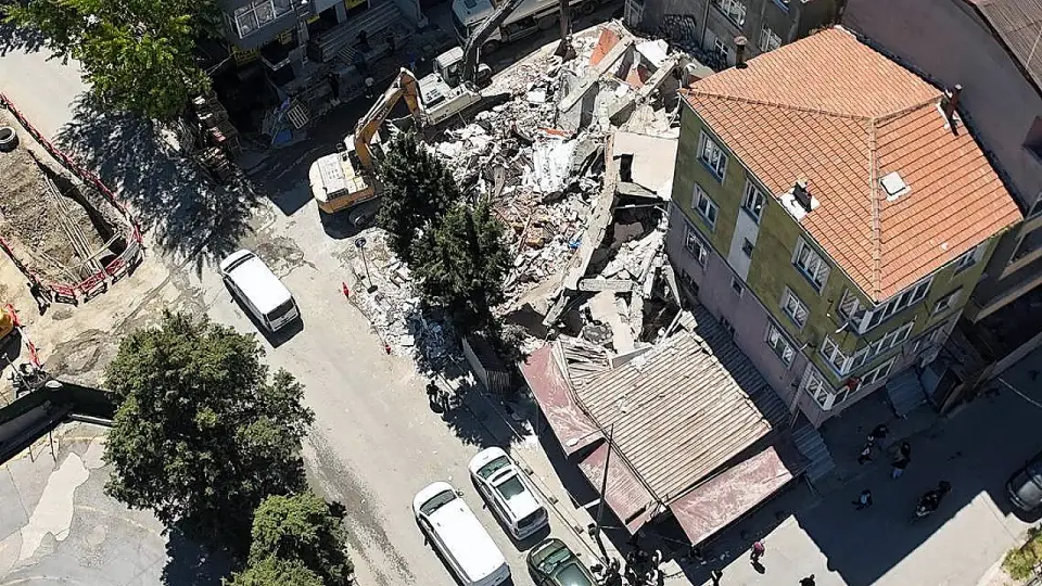 Küçükçekmece'de Yıkım Sırasında Bina Çöktü, Bitişik İş Yeri Zarar Gördü