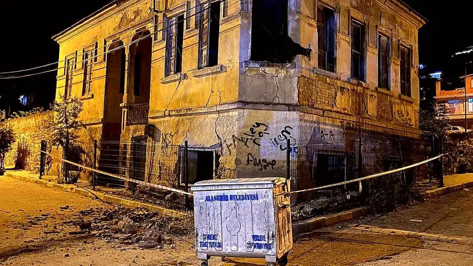 Manisa'da Tarihi Bina Çöktü: Araç Hasar Gördü