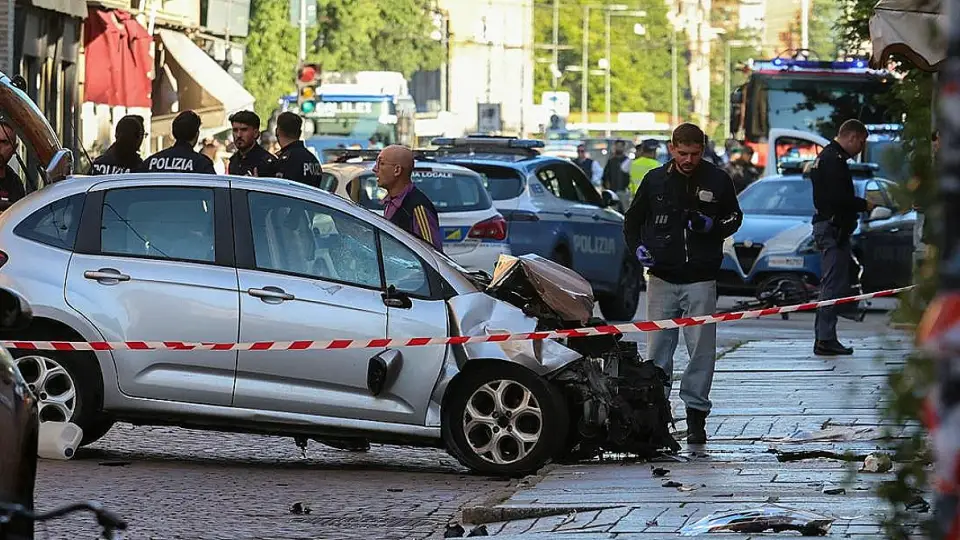 Modena'da Araçlı Saldırı: Sekiz Yaralı, Faillerin Kimliği Belirsiz