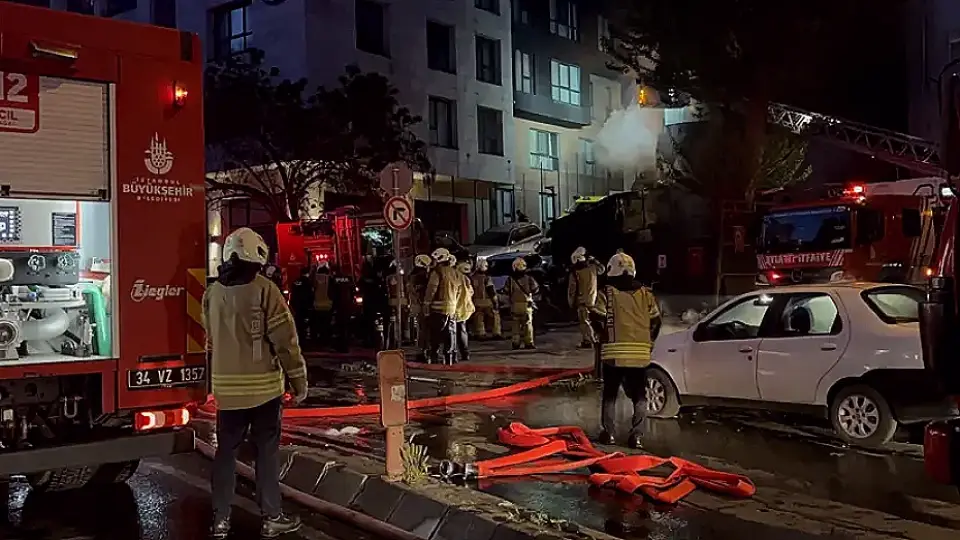 Motosiklette Çıkan Yangın 4 Katlı Binayı ve Girişteki İş Yerini Sararak Etkiledi