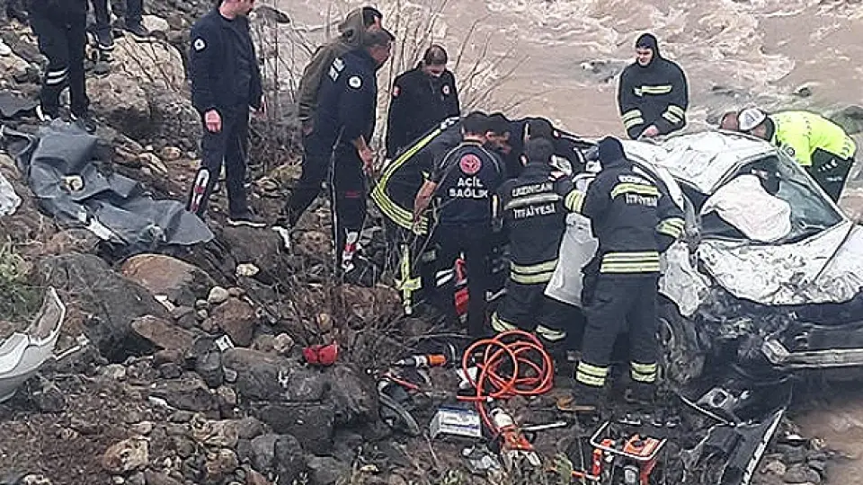 Otomobil dereye yuvarlandı: 2 kişi hayatını kaybetti, 1 kişi yaralandı