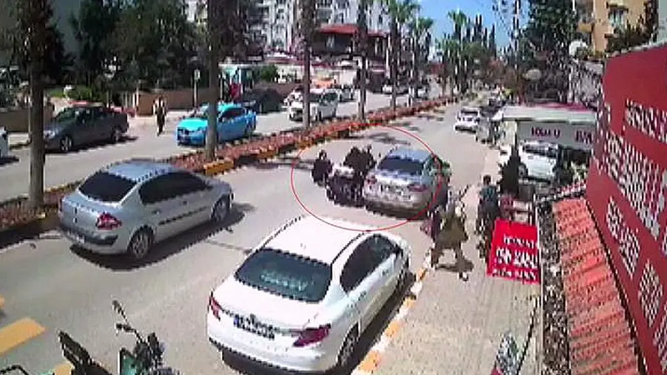 Park Halindeki Araca Çarpan Mopedden Yere Savrulan 2 Kişi, Sürücünün Dikkatli Müdahalesiyle Ezilmekten Kurtuldu