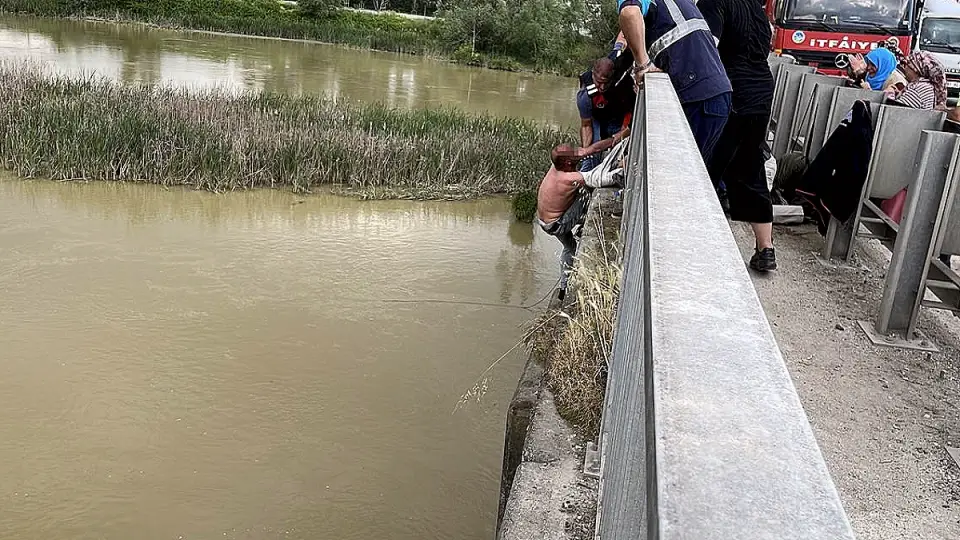 Sakarya Köprüsü'nde intihar girişimi: Ekipler 2,5 saatlik çabanın ardından şahsı kurtardı