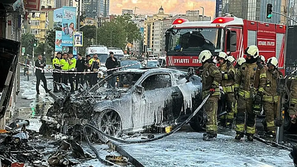 Şişli'de İş Yerine Giren Otomobil Alev Aldı