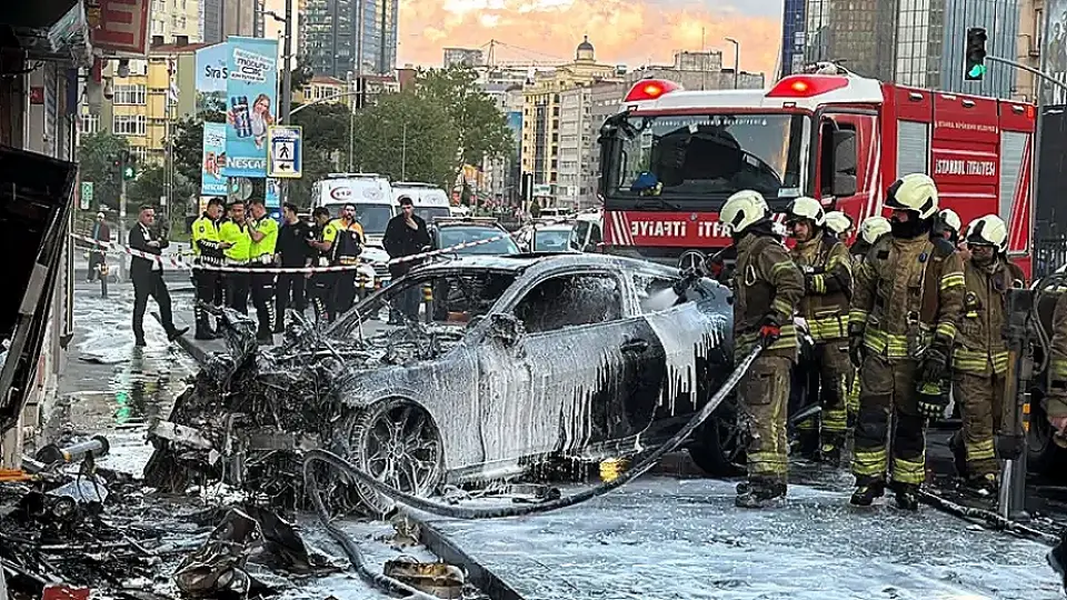 Şişli'de İş Yerine Giren Otomobil Yangına Neden Oldu: 2 Yaralı