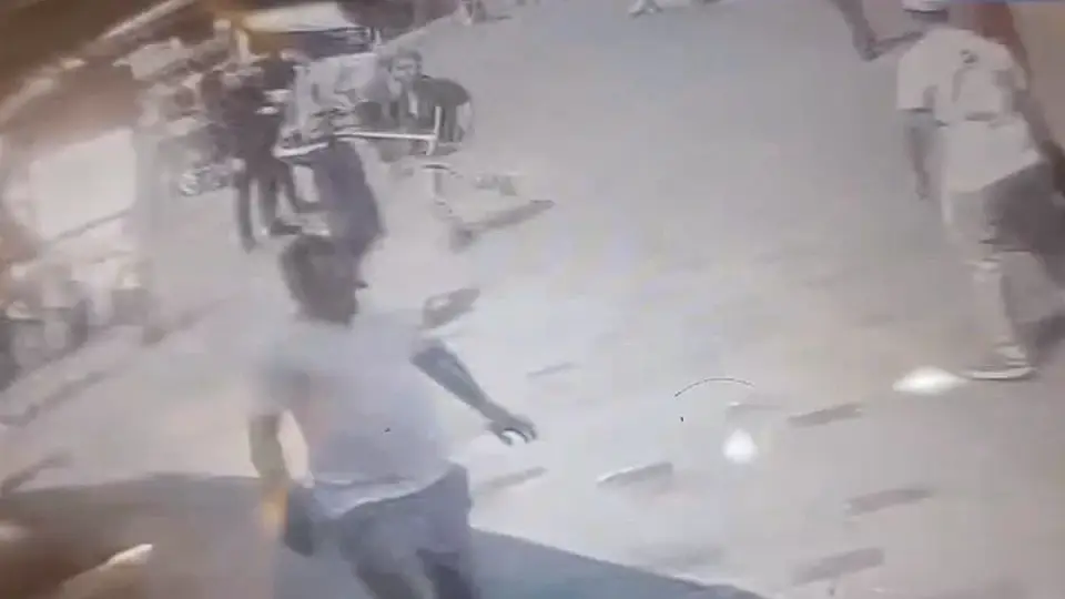 Taksim'de Kazmalı Saldırı: Esnaf Tekme Tokat Dövüldü